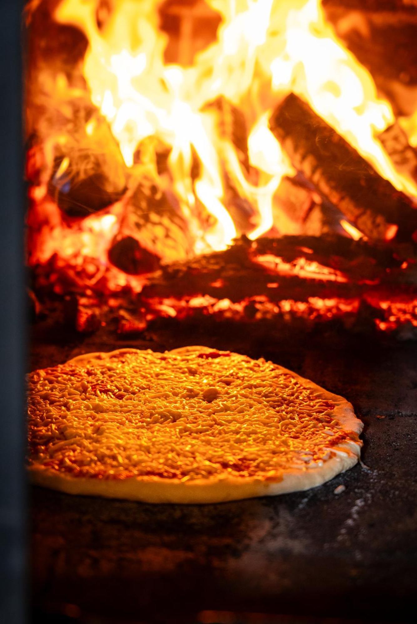 Dworek Ogrodniki, Caloroczny Dom Na Wylacznosc, Basen, Sauna, Las, Staw Rybny, Altana Grillowa, Ognisko, Pianino, Kominek, Piec Chlebowy, Duza Ogrodzona Posesja Tuczna Екстериор снимка